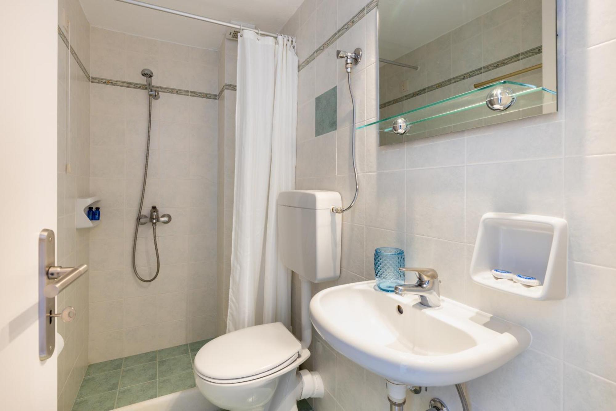 Hotel Dina Парікія Екстер'єр фото